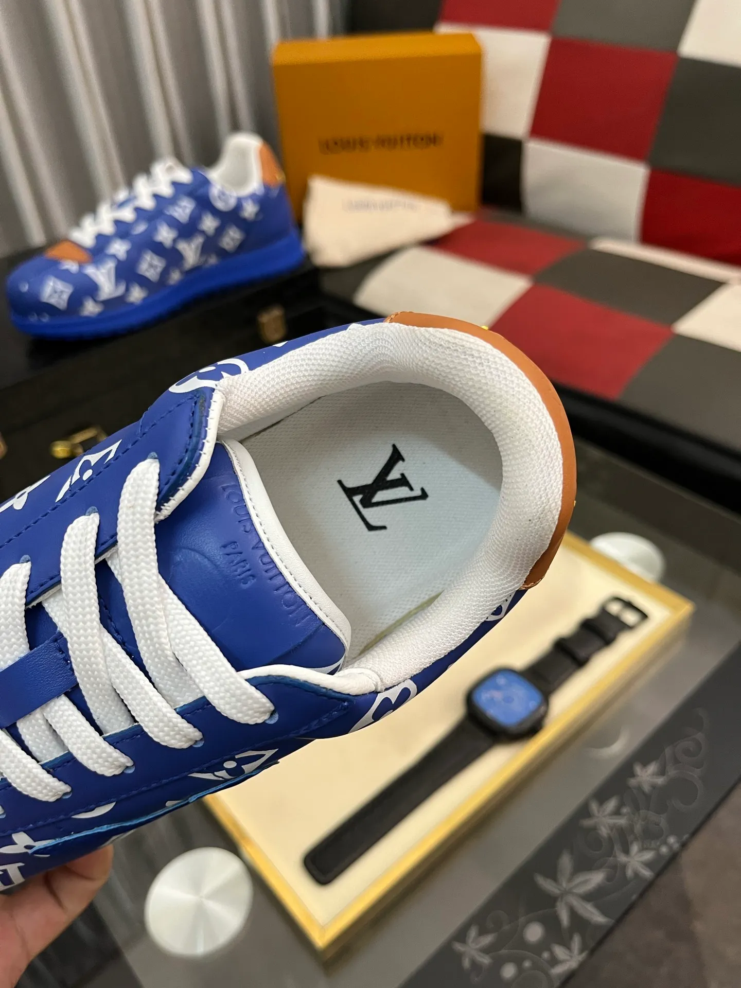 Men's shoes 💰700⌚️⌚️LV TARINE Louis Vuitton x Tyler joint model Donkey brand L family embossed couple style casual sneakers skate shoes original purchase and development This LV Trainer sneaker comes from the Louis Vuitton and Tyler collaboration series. The Monogram pattern and brand logo are transformed into nubuck calf leather embossing and side decoration respectively, witnessing the artist's creative interpretation of classic elements. The deep tones accentuate the complex upper, which requires hours of craftsmanship to complete. Exquisitely packaged at the delivery counter🛍📦 ▪️Fabrics: Original customized first-layer cowhide ▪️Inner lining: Original customized breathable mesh ▪️Outsole: Original open-molded two-color TPU combination outsole ▪️Sole thickness: 3CM ▪️Size: Women's 35-40 / Men's 38-46